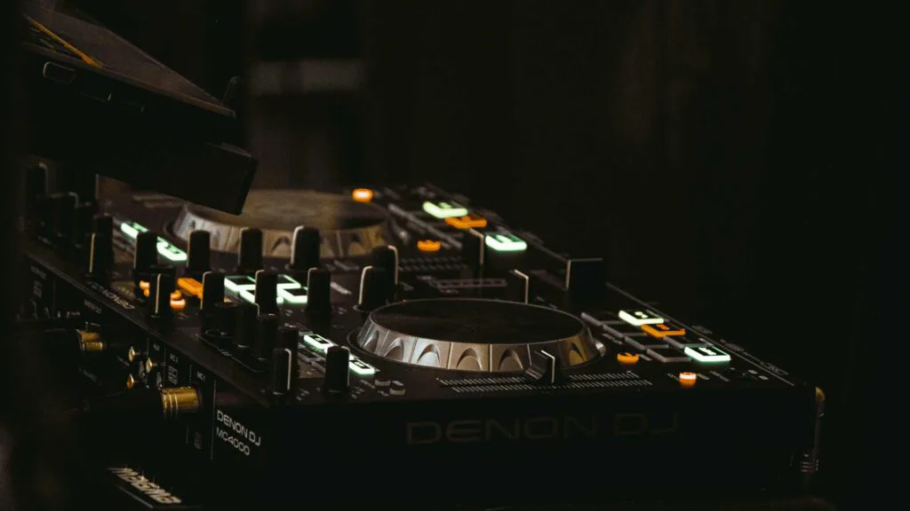 DJ mikserilaite jota voidaan käyttää toteuttamaan dj palvelut, kuten dj häihin